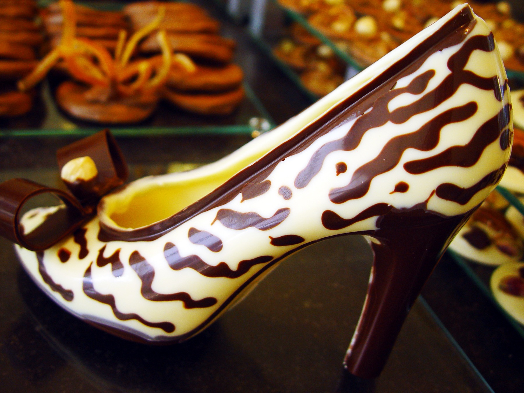 Damespump van chocolade met wit chocoladedessin