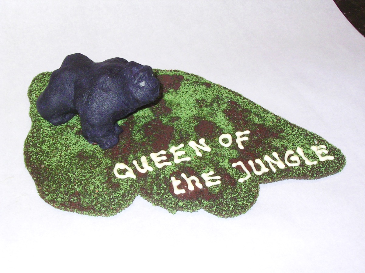 Chocoladeplaat met de tekst Queen of the Jungle en een gorilla erop