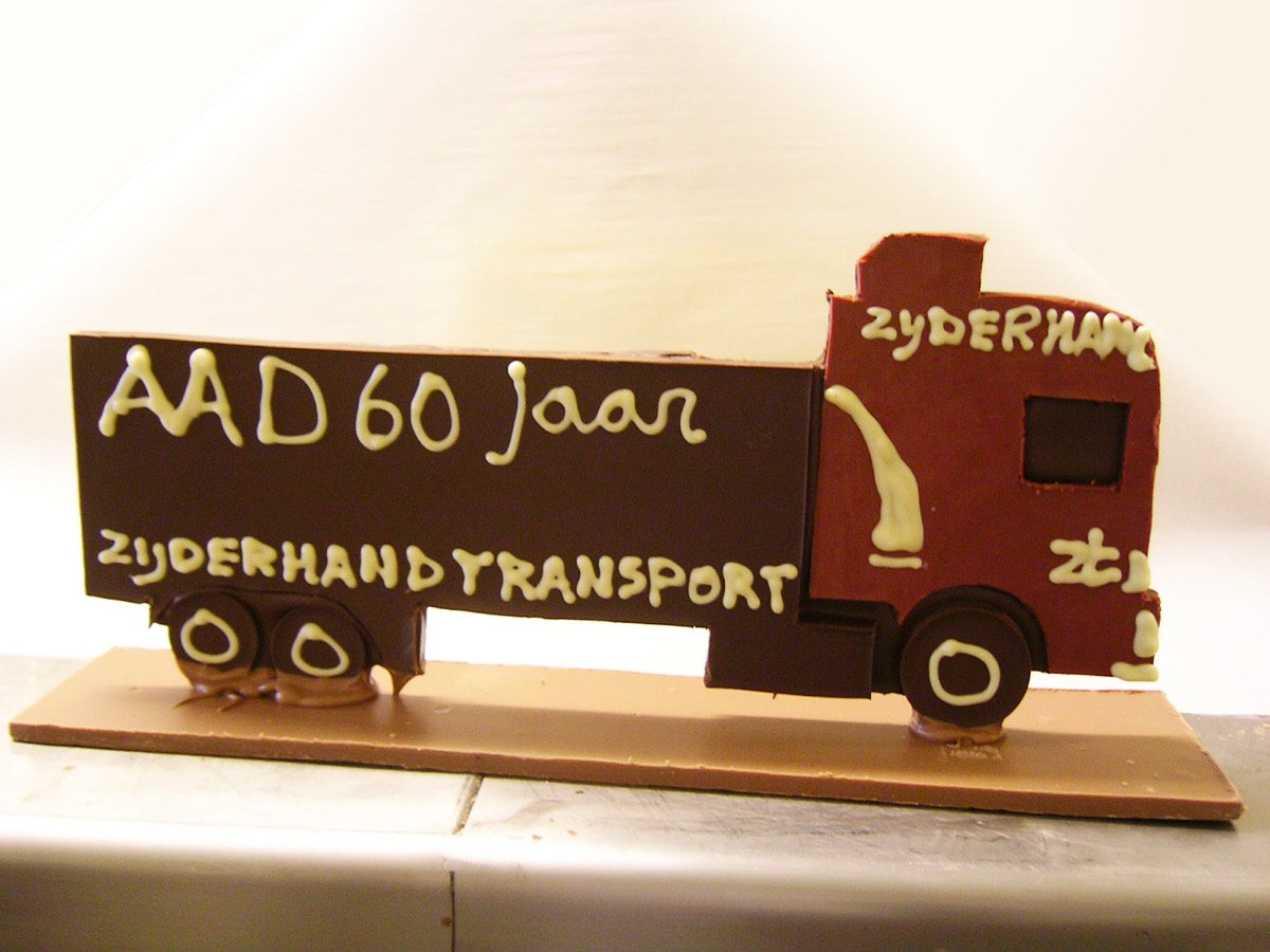 Vrachtwagen van chocolade met het opschrift AAD 60 jaar, Zijderhand Transport