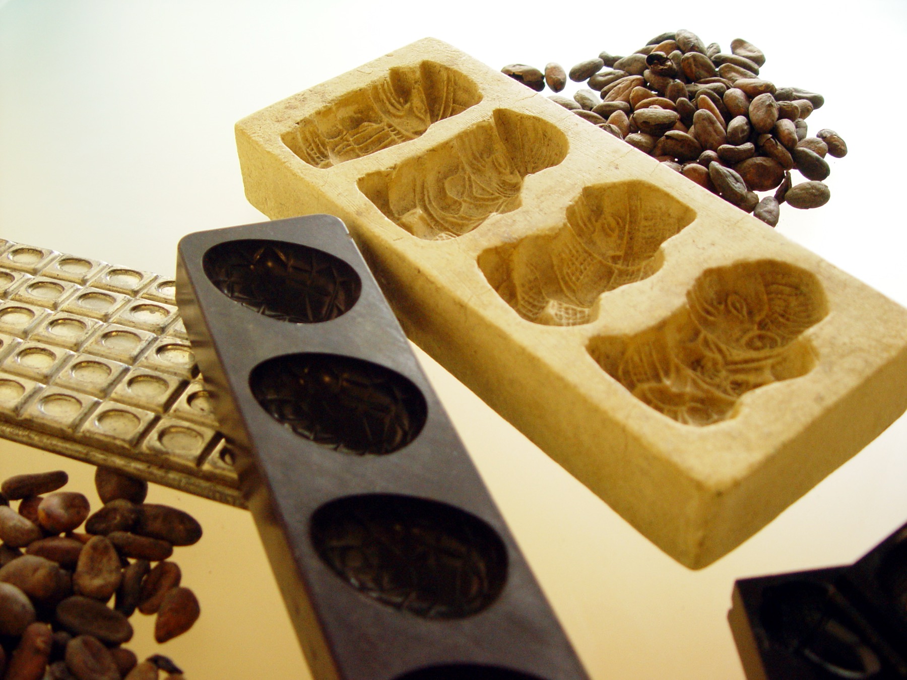 Chocoladevormen en cacaobonen op de werkbank