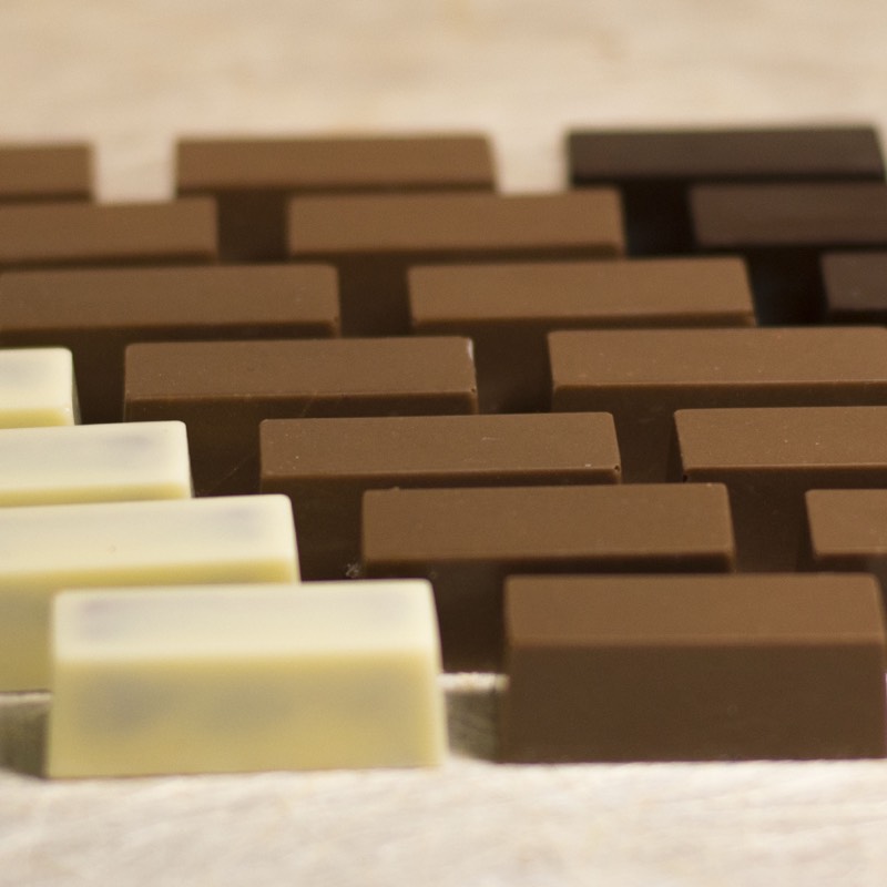 Bonbons met zwarte bessen met viooltjes