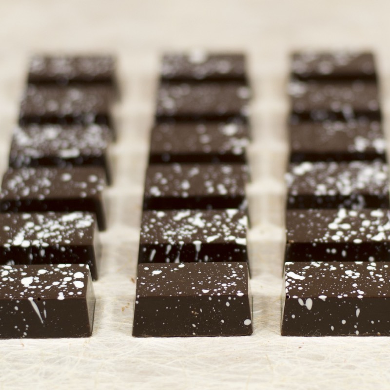 Bonbons met zwarte sesam met honing en gember