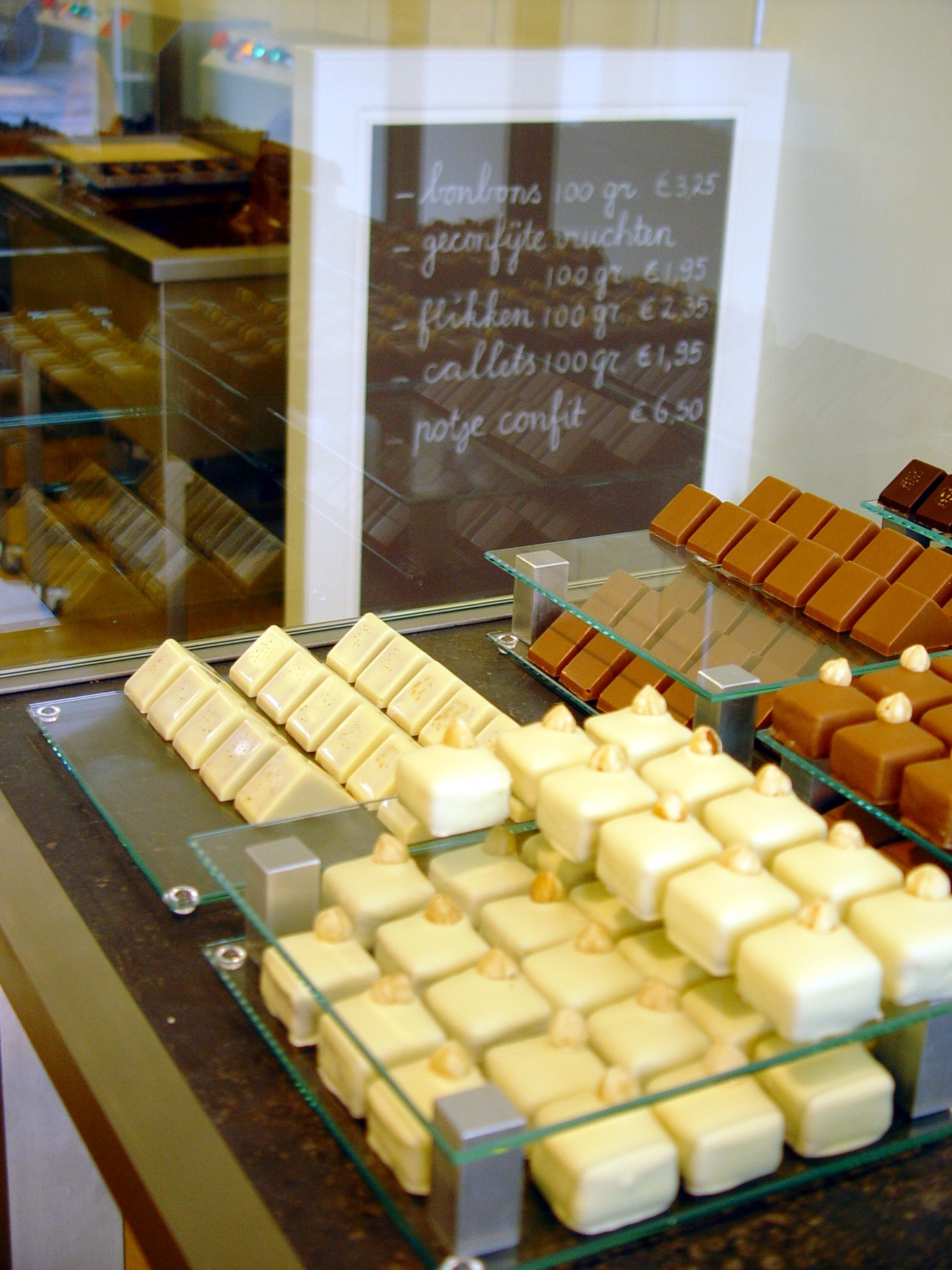 Repen chocolade in de vitrine van de winkel