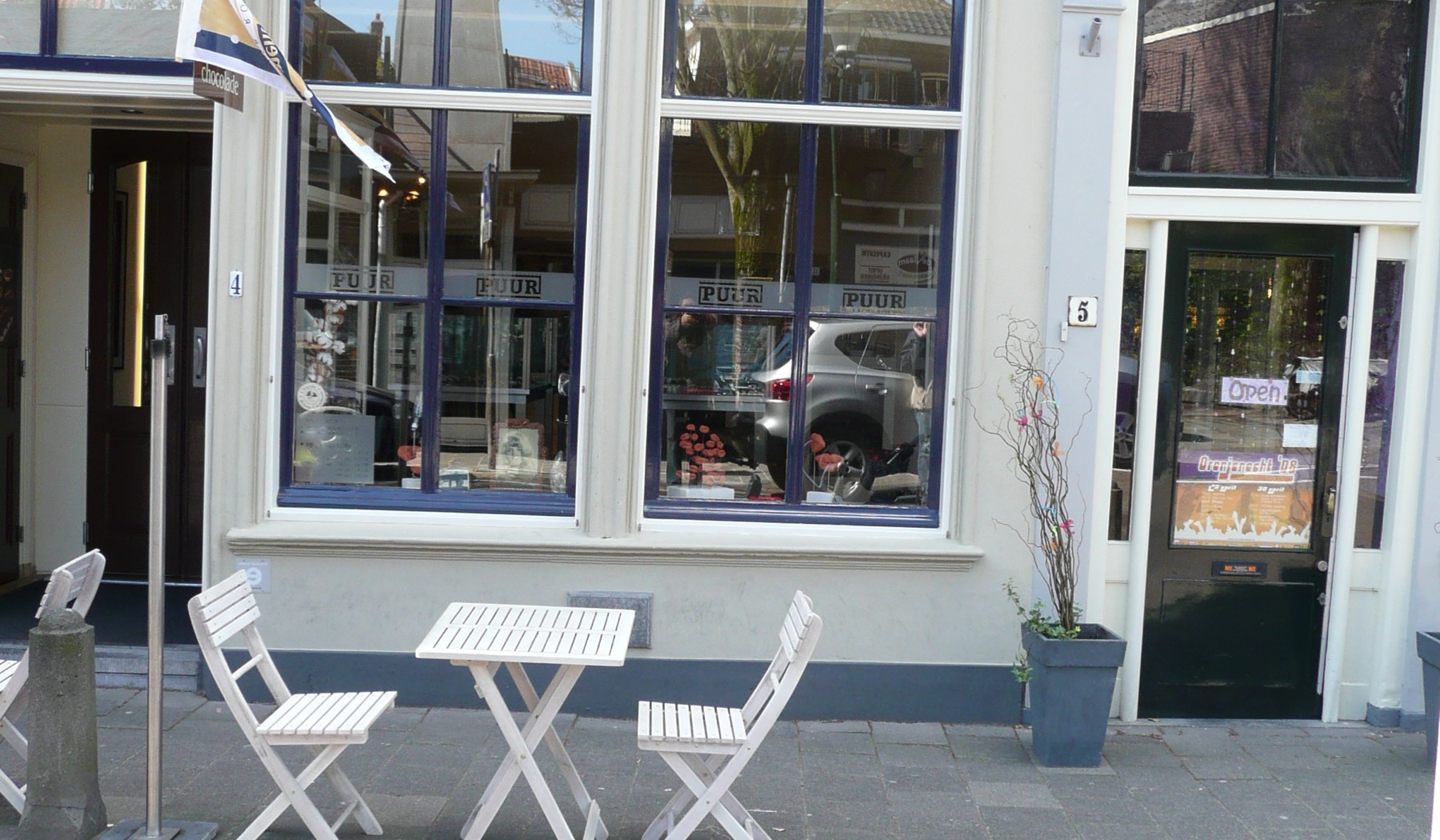 De winkel van PUUR aan de Naaierstraat in Gouda, met tafeltjes voor de deur