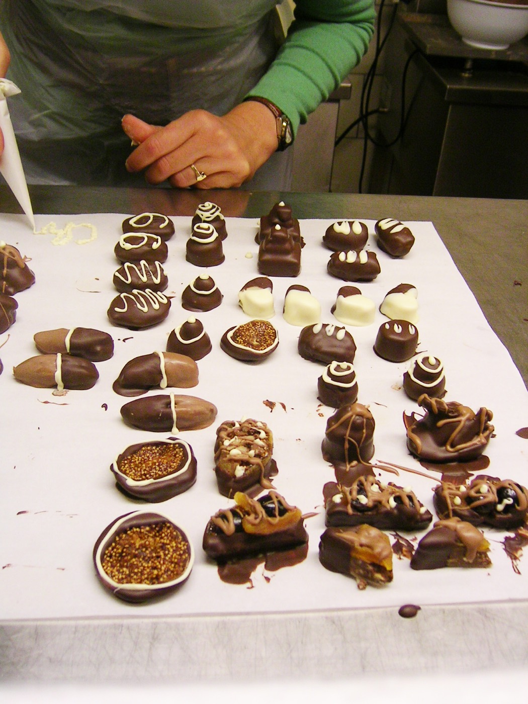Zelfgemaakte bonbons op tafel na een workshop in het atelier